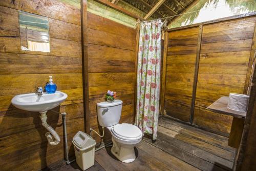 a bathroom with a toilet and a sink at Majacho`s House in Puerto Maldonado