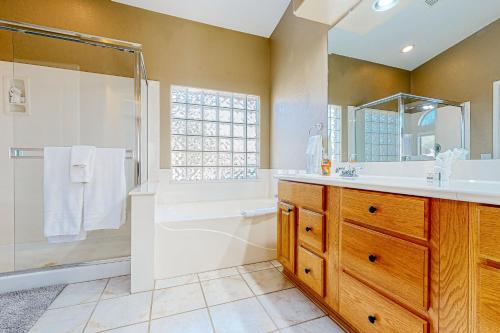 ein Bad mit einer Badewanne, einer Dusche und einem Waschbecken in der Unterkunft Warm Wishes in Phoenix