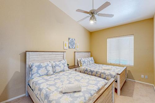 1 Schlafzimmer mit 2 Betten und einem Deckenventilator in der Unterkunft Warm Wishes in Phoenix