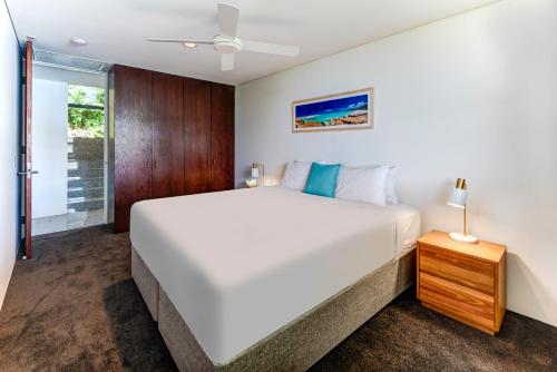 Ένα ή περισσότερα κρεβάτια σε δωμάτιο στο Waves 6 on Hamilton Island by HIHA