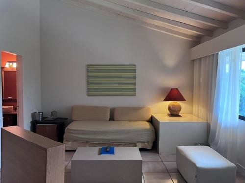 sala de estar con cama y sofá en Cacao Luxury Suite in Coronado, en Chame