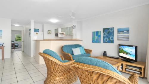 Μια τηλεόραση ή/και κέντρο ψυχαγωγίας στο Top Floor Beachfront Apartment