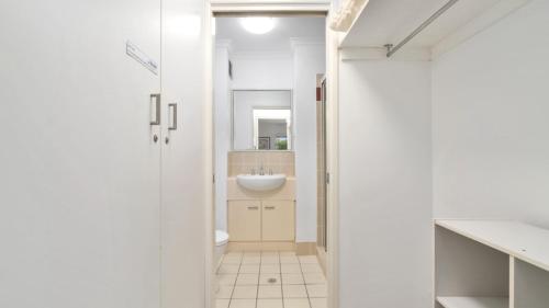 Ένα μπάνιο στο Top Floor Beachfront Apartment