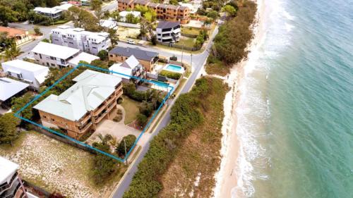 une vue aérienne d'un complexe hôtelier au bord de l'océan dans l'établissement Beachside Woorim Weekender, à Woorim