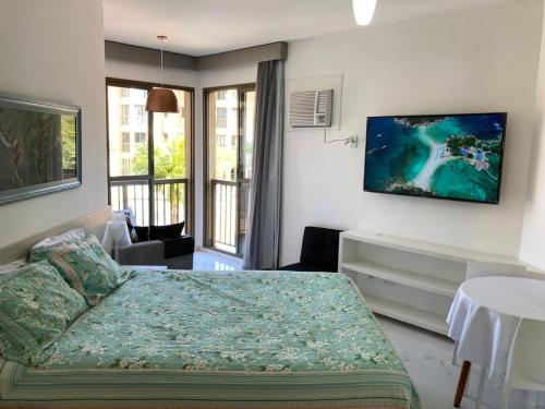 a bedroom with a bed and a living room at apartamento na Reserva do Sahy em Mangaratiba RJ in Mangaratiba
