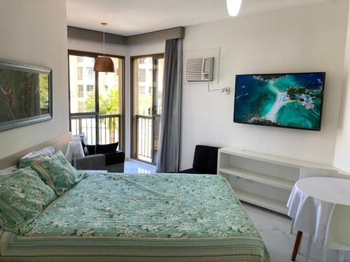 une chambre avec un lit et un salon dans l'établissement apartamento na Reserva do Sahy em Mangaratiba RJ, à Mangaratiba