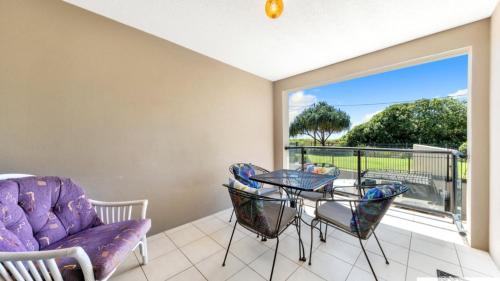 un soggiorno con tavolo e sedie e un balcone di Pacific Breakers Seaside Escape a Woorim