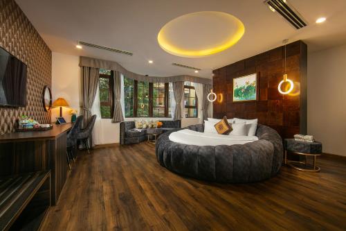 um quarto com uma cama grande no meio de um quarto em Midori Boutique Hotel em Hanói
