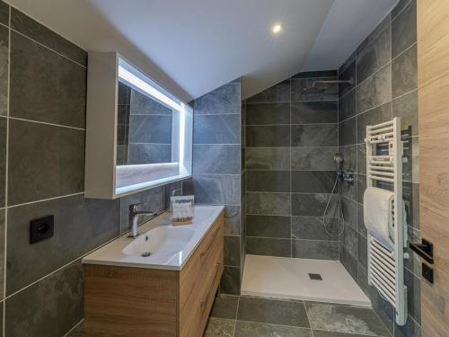 łazienka z umywalką i prysznicem w obiekcie Penthouse rénové à Courchevel avec parking et Wi-Fi - FR-1-563-130 w Courchevel
