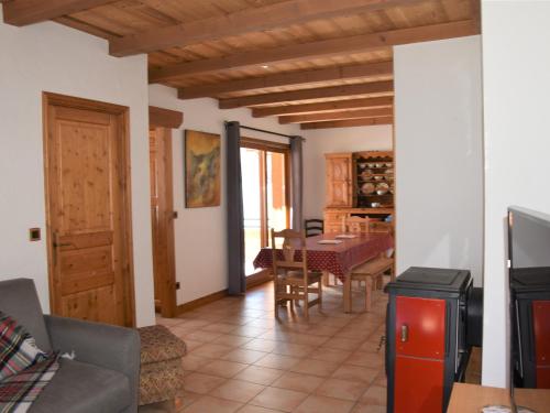 un salon avec une table et une salle à manger dans l'établissement Appartement cosy 4 pièces, balcon, proche centre et téléphérique, face pistes de ski de fond - FR-1-464-214, à Pralognan-la-Vanoise
