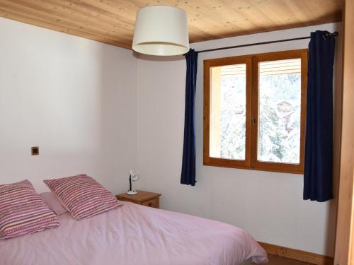 une chambre avec un lit et une fenêtre dans l'établissement Appartement cosy 4 pièces, balcon, proche centre et téléphérique, face pistes de ski de fond - FR-1-464-214, à Pralognan-la-Vanoise