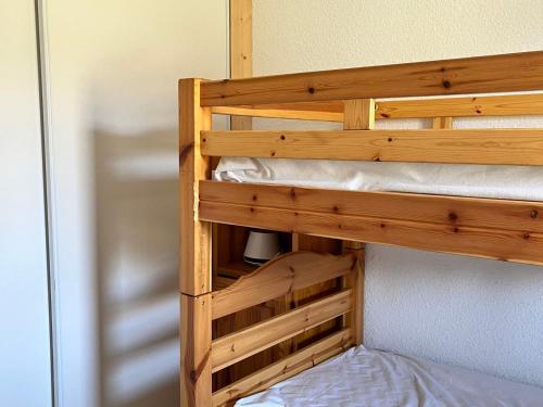 ein Etagenbett aus Holz in einem Zimmer in der Unterkunft Appartement Villard-de-Lans, 2 pièces, 4 personnes - FR-1-515-164 in Villard-de-Lans
