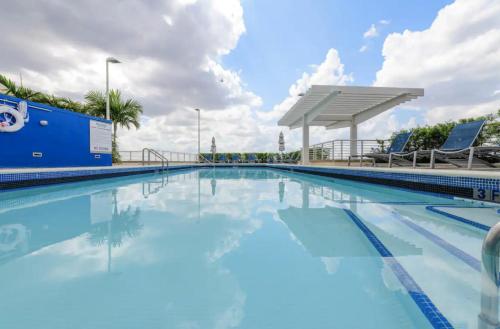 Classy 2BD 2BTH at Midblock with FREE PARKING photo 21