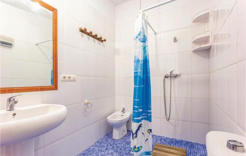 La salle de bains est pourvue d'un lavabo et de toilettes. dans l'établissement Stunning Home In Cacn granada With House A Mountain View, à Cacin