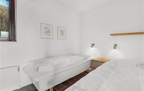 - une chambre blanche avec 2 lits et une fenêtre dans l'établissement Beautiful Home In Aakirkeby With Wifi, à Åkirkeby