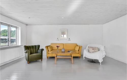 Posezení v ubytování 2 Bedroom Stunning Home In Skårup Fyn