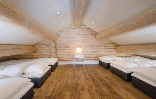 um quarto com 4 camas num sótão de madeira em Sjusjen Setergrend 4724 B em Sjusjøen
