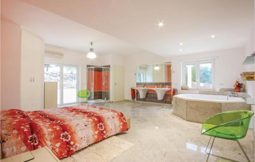 una camera con letto, vasca e lavandino di Amazing Home In Aragona -ag- With 4 Bedrooms, Wifi And Outdoor Swimming Pool ad Aragona