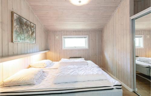 SnogebækにあるBeautiful Home In Nex With 6 Bedrooms, Wifi And Indoor Swimming Poolの小さな部屋の中に大型ベッド付きのベッドルーム1室が備わります。