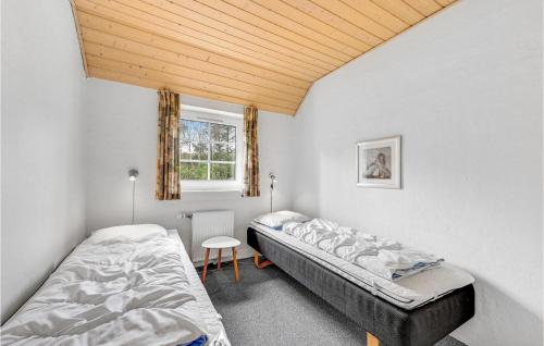 HusbyにあるBeautiful Home In Ulfborg With 9 Bedrooms, Sauna And Internetのベッドルーム1室(ベッド2台、窓付)