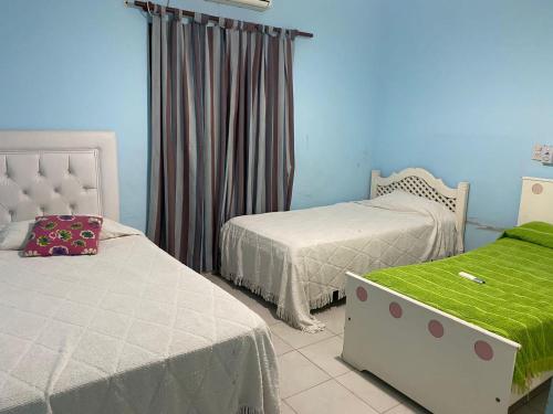 - une chambre avec 2 lits dans l'établissement Hermosa Casa con Quincho y pileta, à La Banda