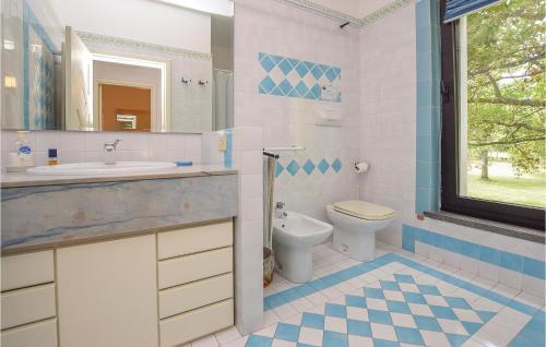 een badkamer met een wastafel, een toilet en een raam bij Relax Sport in Sermugnano