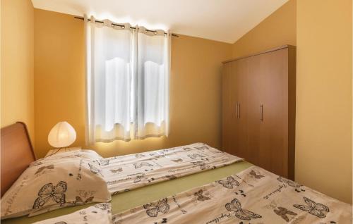 - une chambre avec un lit et une fenêtre dans l'établissement Beautiful Apartment In Liznjan With 1 Bedrooms, Wifi And Outdoor Swimming Pool, à Ližnjan