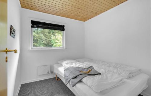 Habitación blanca con cama y ventana en Amazing Home In Herning With 2 Bedrooms And Wifi, en Herning
