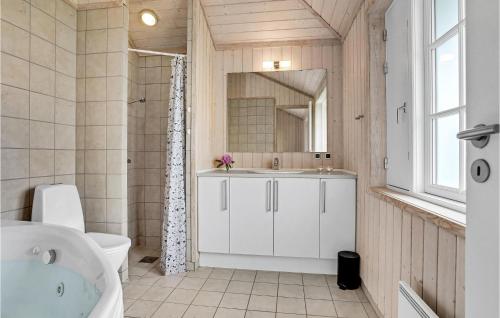 y baño con lavabo, aseo y espejo. en Nice Home In Haderslev With 3 Bedrooms And Wifi, en Årøsund