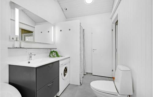 Kylpyhuone majoituspaikassa Lovely Home In Kerteminde With Wifi
