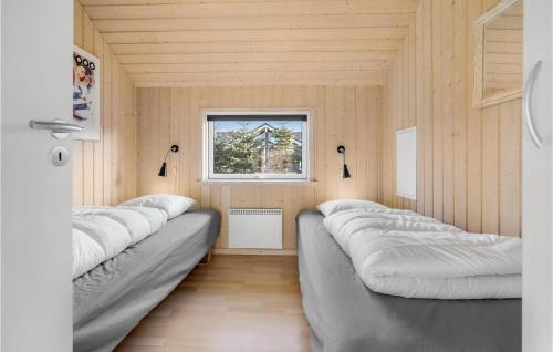 Bøtø ByにあるStunning Home In Vggerlse With 4 Bedrooms, Sauna And Wifiの窓のある部屋にベッド3台が備わる部屋