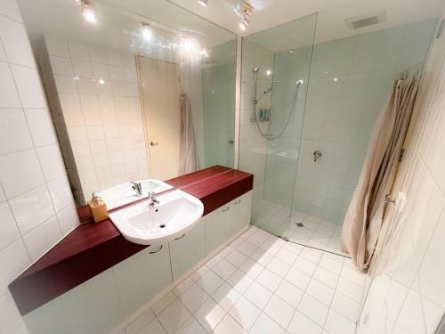 y baño con lavabo y ducha. en Melbourne City Central Apartment - 296 en Melbourne