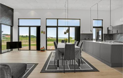 Cucina o angolo cottura di Gorgeous Home In Sjølund With Kitchen