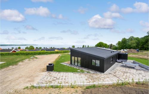 una casa nera con tetto nero di Gorgeous Home In Sjølund With Kitchen a Sjølund