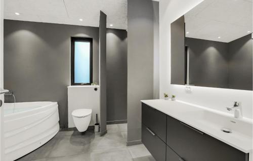 Bagno di Gorgeous Home In Sjølund With Kitchen