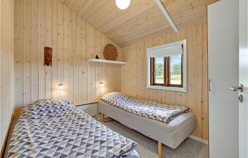 1 dormitorio con 2 camas y ventana en 3 Bedroom Awesome Home In Ejstrupholm en Ejstrup