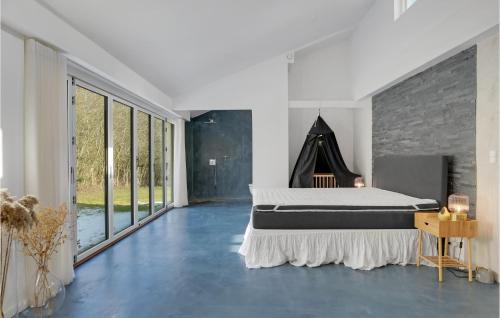 - une chambre avec un lit et une cheminée dans l'établissement Stunning Home In Gilleleje With Kitchen, à Gilleleje