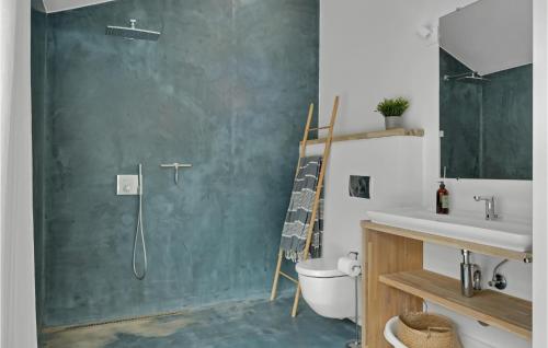 La salle de bains est pourvue d'une douche, de toilettes et d'un lavabo. dans l'établissement Stunning Home In Gilleleje With Kitchen, à Gilleleje