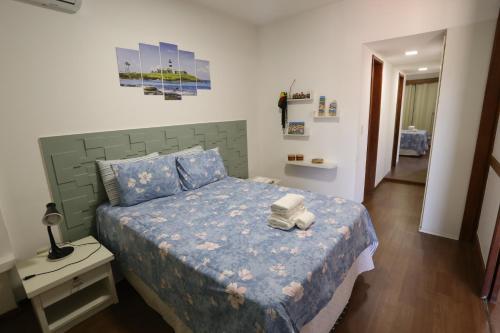sypialnia z łóżkiem z niebieską kołdrą w obiekcie Pituba 1Q frente ao mar Ed Madison Plaza 100m da praia w mieście Salvador