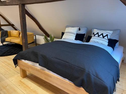 a bedroom with a bed with blue sheets and pillows at Hideaway im Odenwald nahe Heidelberg in Eberbach