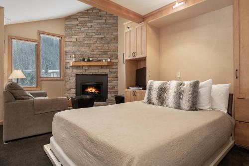 - une chambre avec un lit et une cheminée dans l'établissement Iron Horse C5083 condo, à Winter Park