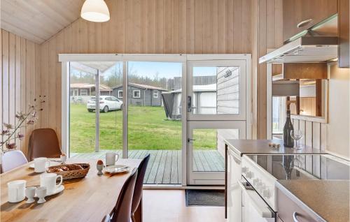 Una cocina o cocineta en Stunning Home In Hanstholm With Wifi