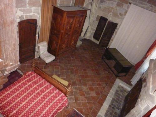 einen Blick über ein Zimmer mit Kamin in der Unterkunft Commanderie des Templiers in Figeac