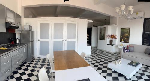 卡塔赫納的住宿－704 vista casco antiguo y nuevo，厨房以及带桌子和沙发的客厅。