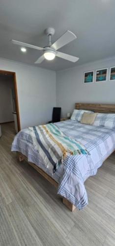 Katil atau katil-katil dalam bilik di Portarlington Getaway Beach Views&Family Friendly