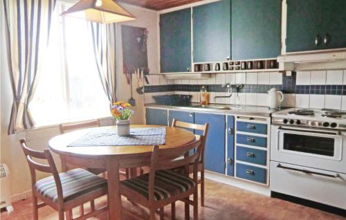 Ett kök eller pentry på Stunning Home In Lttorp With Wifi