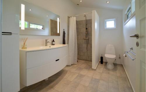 Baño blanco con lavabo y aseo en Amazing Home In Kge With Kitchen, en Strøby Egede