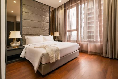 1 dormitorio con cama grande y ventana grande en 8 Kia Peng Residences by Times 8 en Kuala Lumpur