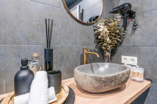 a bathroom with a bowl sink and a mirror at L'instant Bornéo Superbe appartement avec jacuzzi in Liancourt