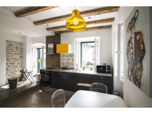 Η κουζίνα ή μικρή κουζίνα στο Apartment Diocletian Pearl